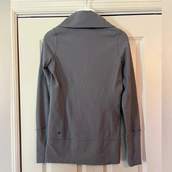 Lululemon in stride jacket. Thumb holes. Double zip. Size 4. - Picture 5 of 6